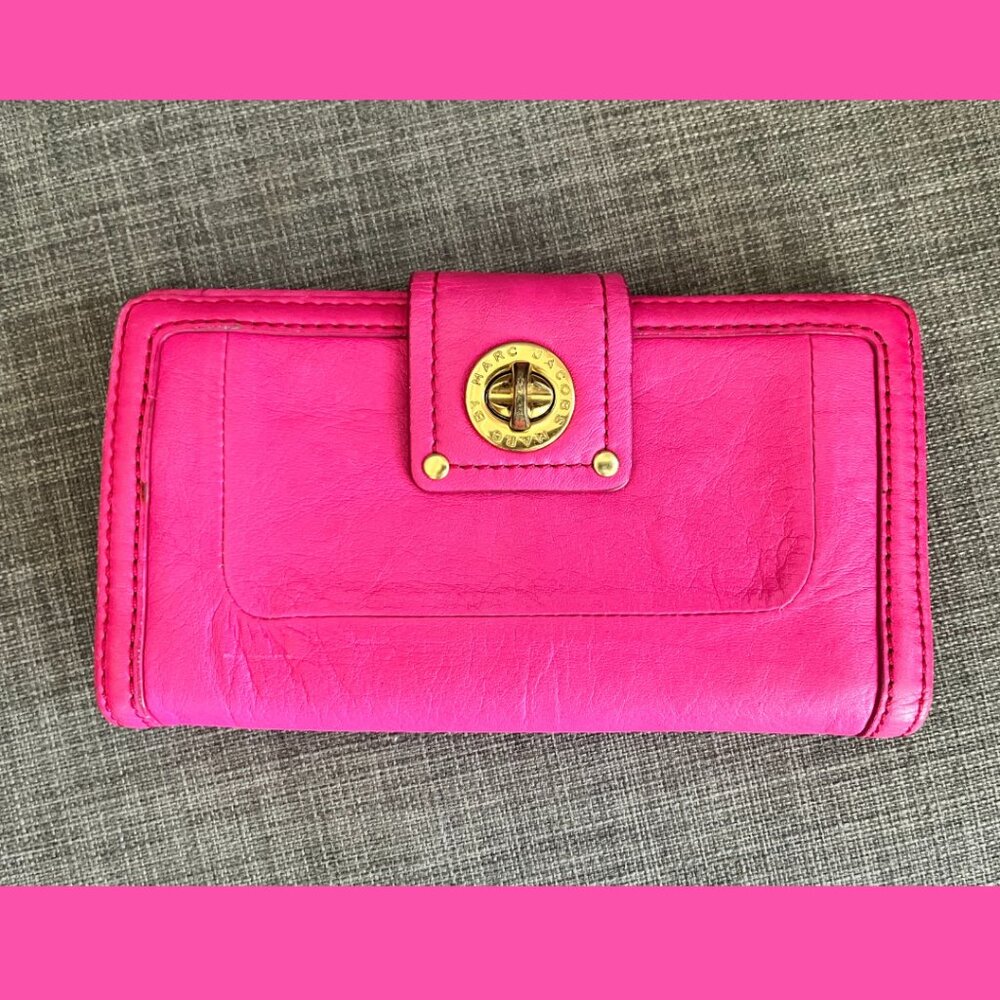 Marc by Marc Jacobs Totally Turnlock wallet in HOT PINK